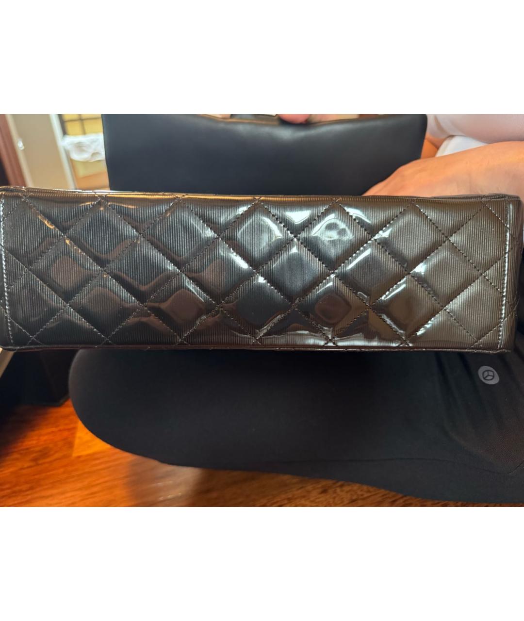 CHANEL Черная сумка через плечо из лакированной кожи, фото 7
