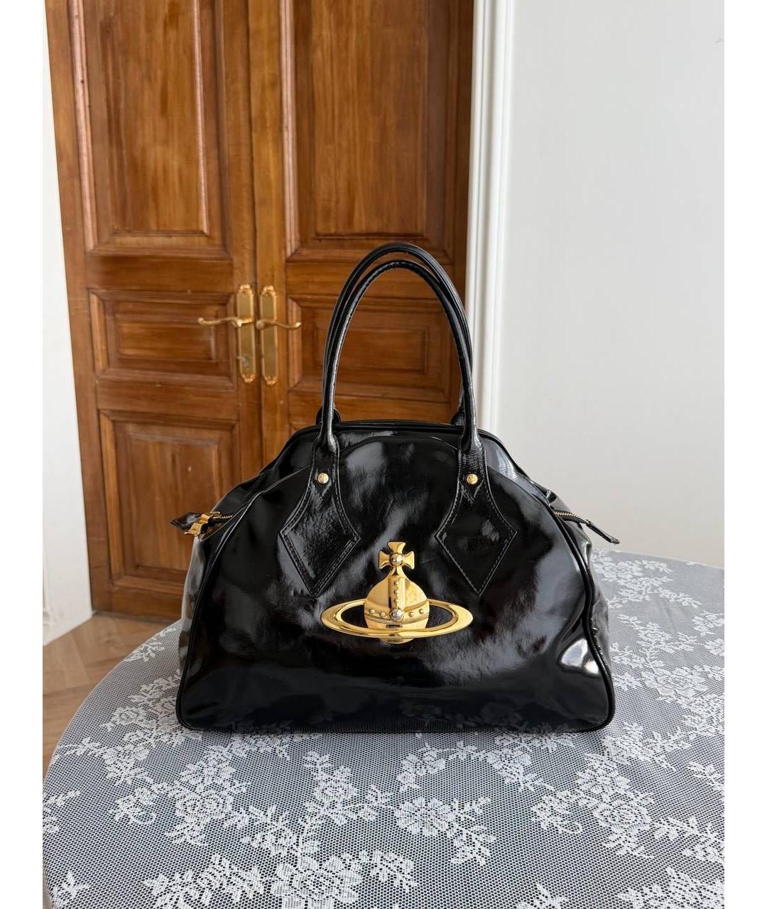 VIVIENNE WESTWOOD Черная сумка с короткими ручками из лакированной кожи, фото 9