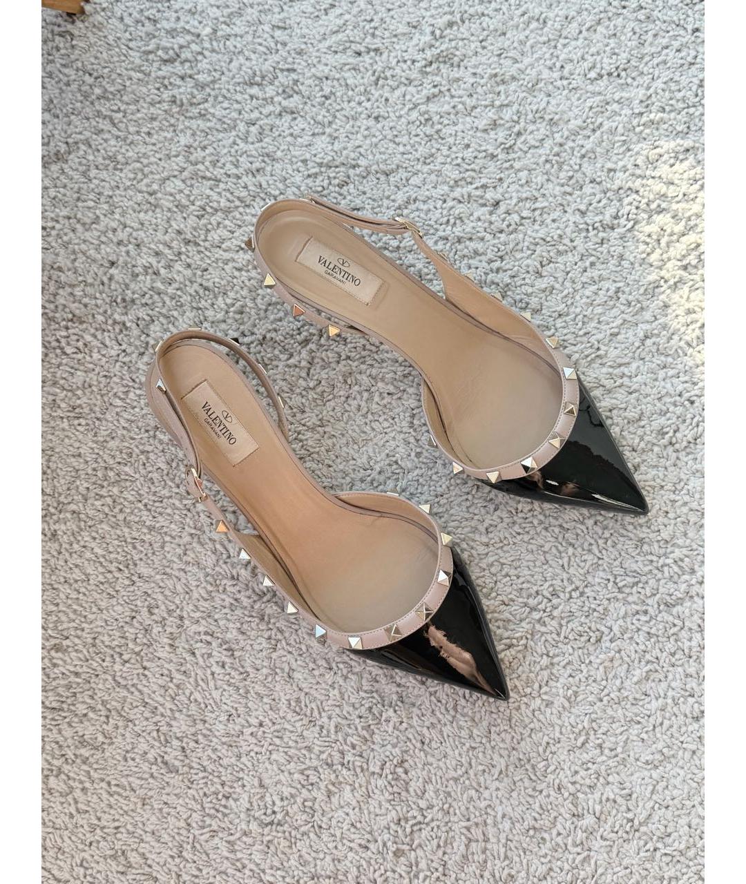 VALENTINO Черные лодочки на низком каблуке из лакированной кожи, фото 2