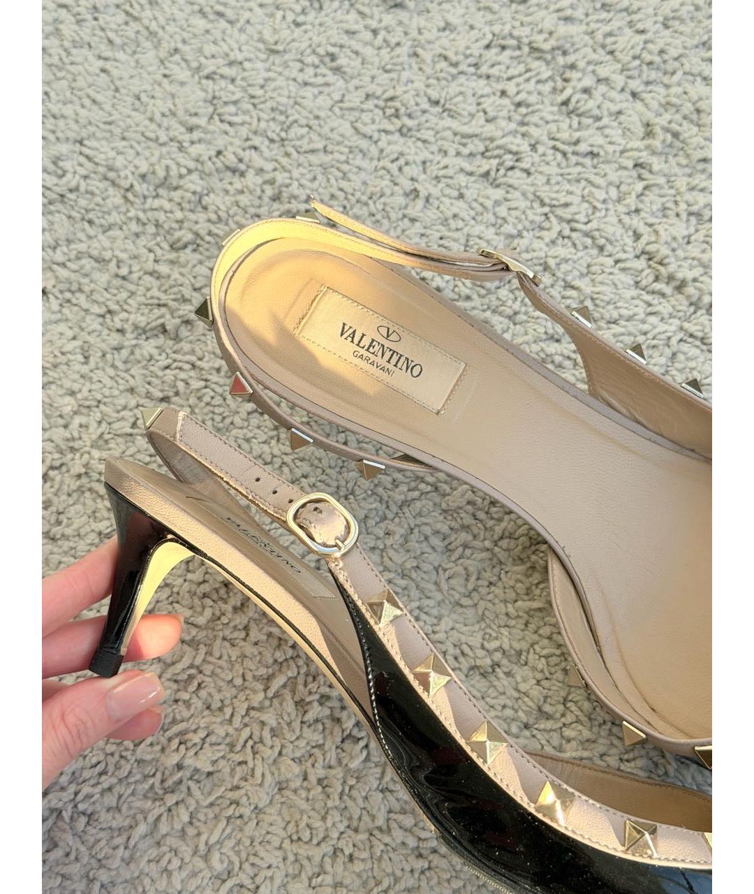 VALENTINO Черные лодочки на низком каблуке из лакированной кожи, фото 5