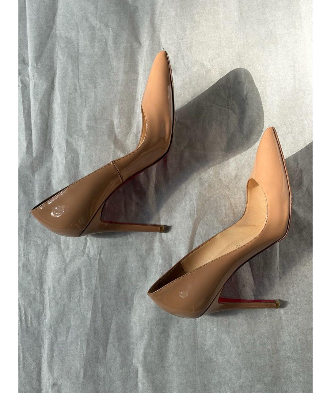 CHRISTIAN LOUBOUTIN Бежевые туфли из лакированной кожи, фото 2