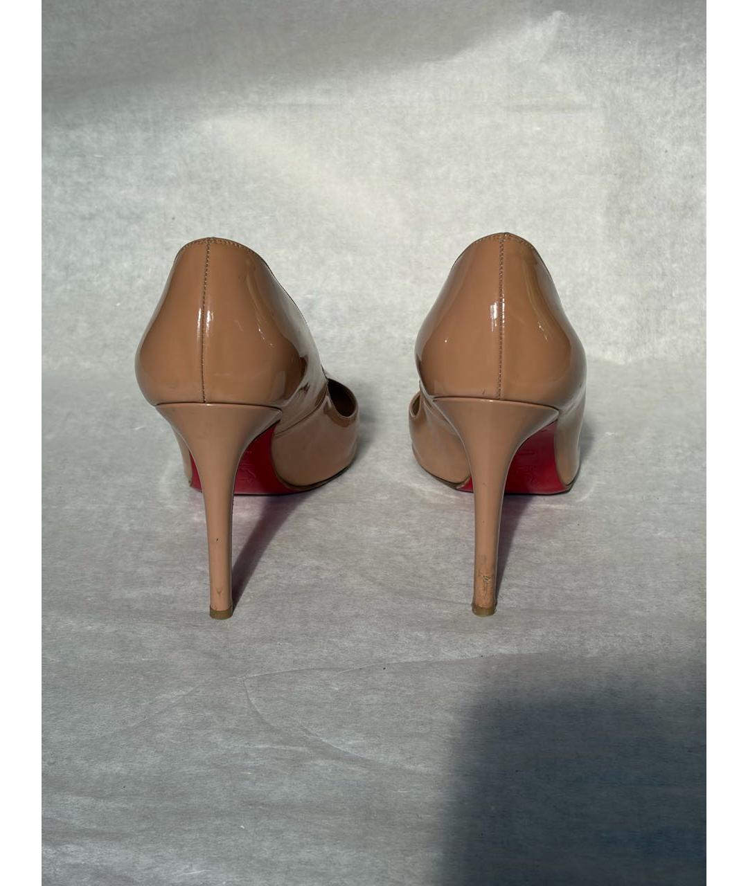 CHRISTIAN LOUBOUTIN Бежевые туфли из лакированной кожи, фото 6