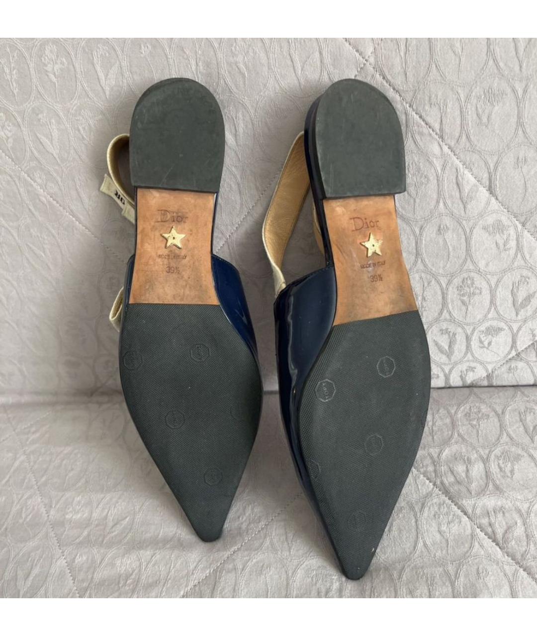 CHRISTIAN DIOR Темно-синие лодочки на низком каблуке из лакированной кожи, фото 6