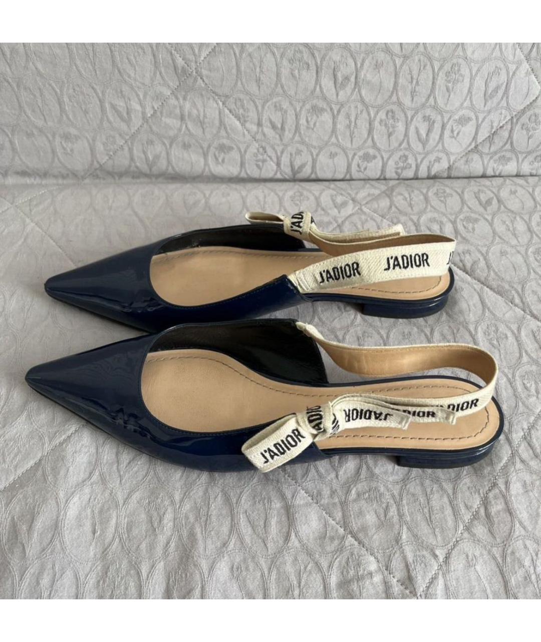 CHRISTIAN DIOR Темно-синие лодочки на низком каблуке из лакированной кожи, фото 9