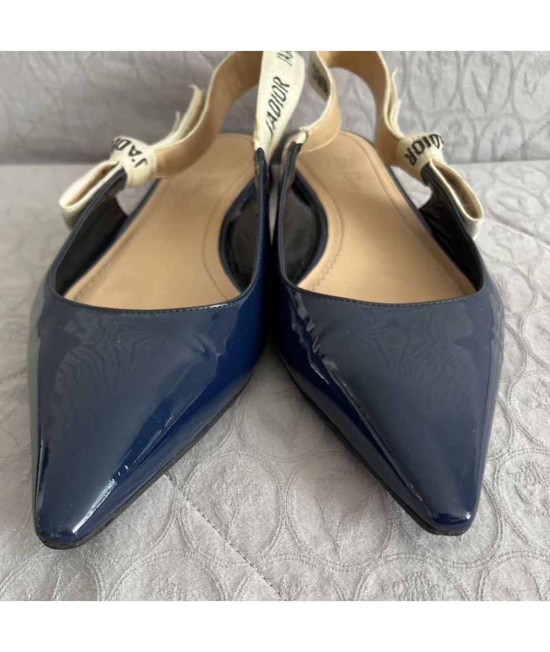 CHRISTIAN DIOR Темно-синие лодочки на низком каблуке из лакированной кожи, фото 4
