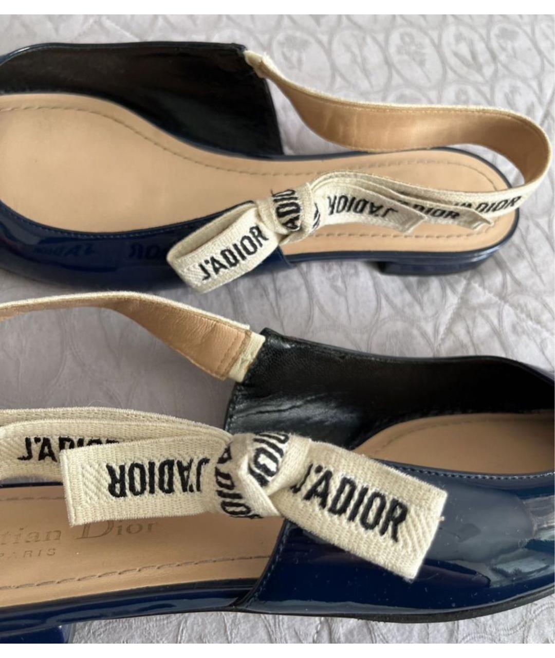 CHRISTIAN DIOR Темно-синие лодочки на низком каблуке из лакированной кожи, фото 7