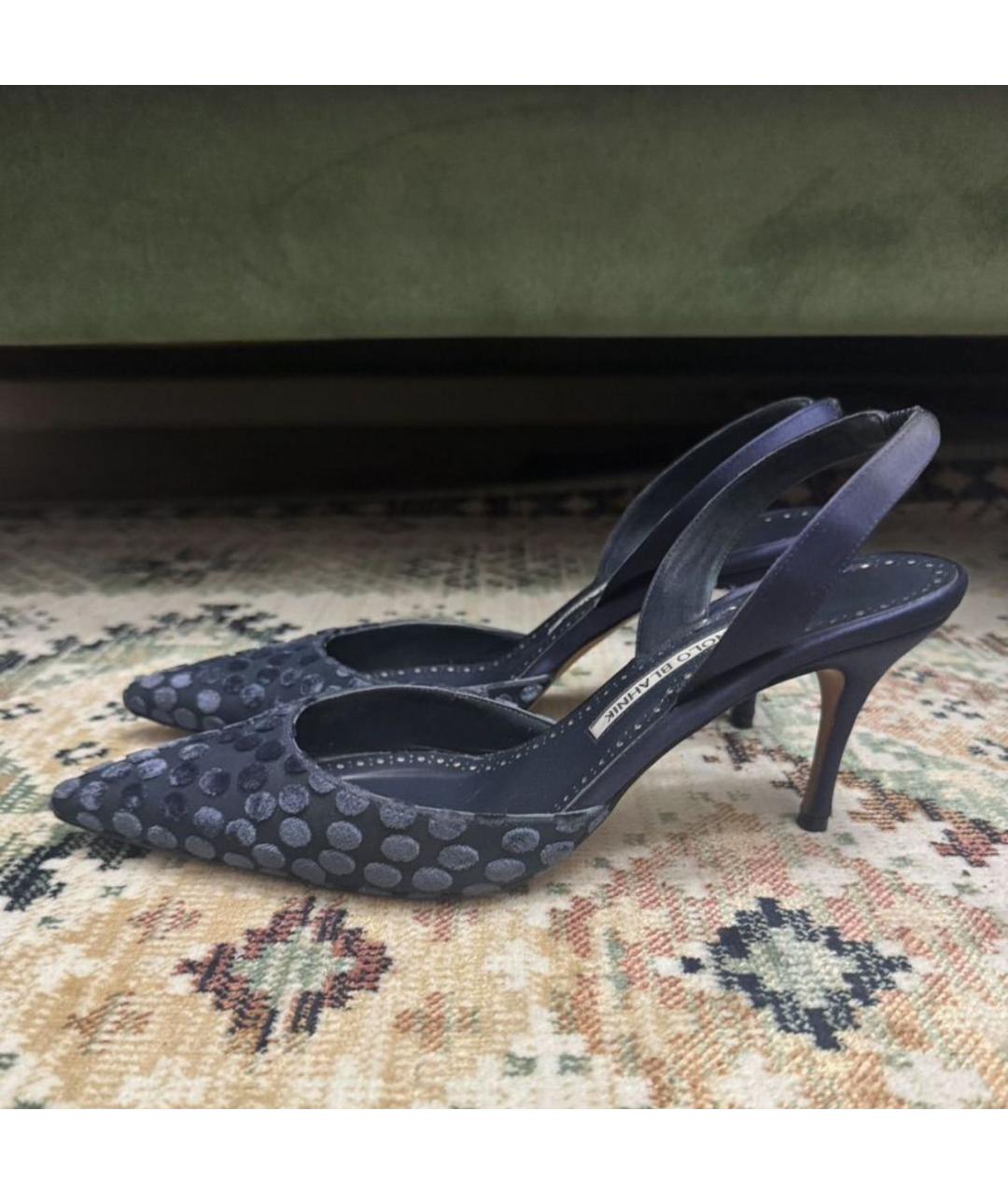 MANOLO BLAHNIK Темно-синие текстильные лодочки на низком каблуке, фото 6
