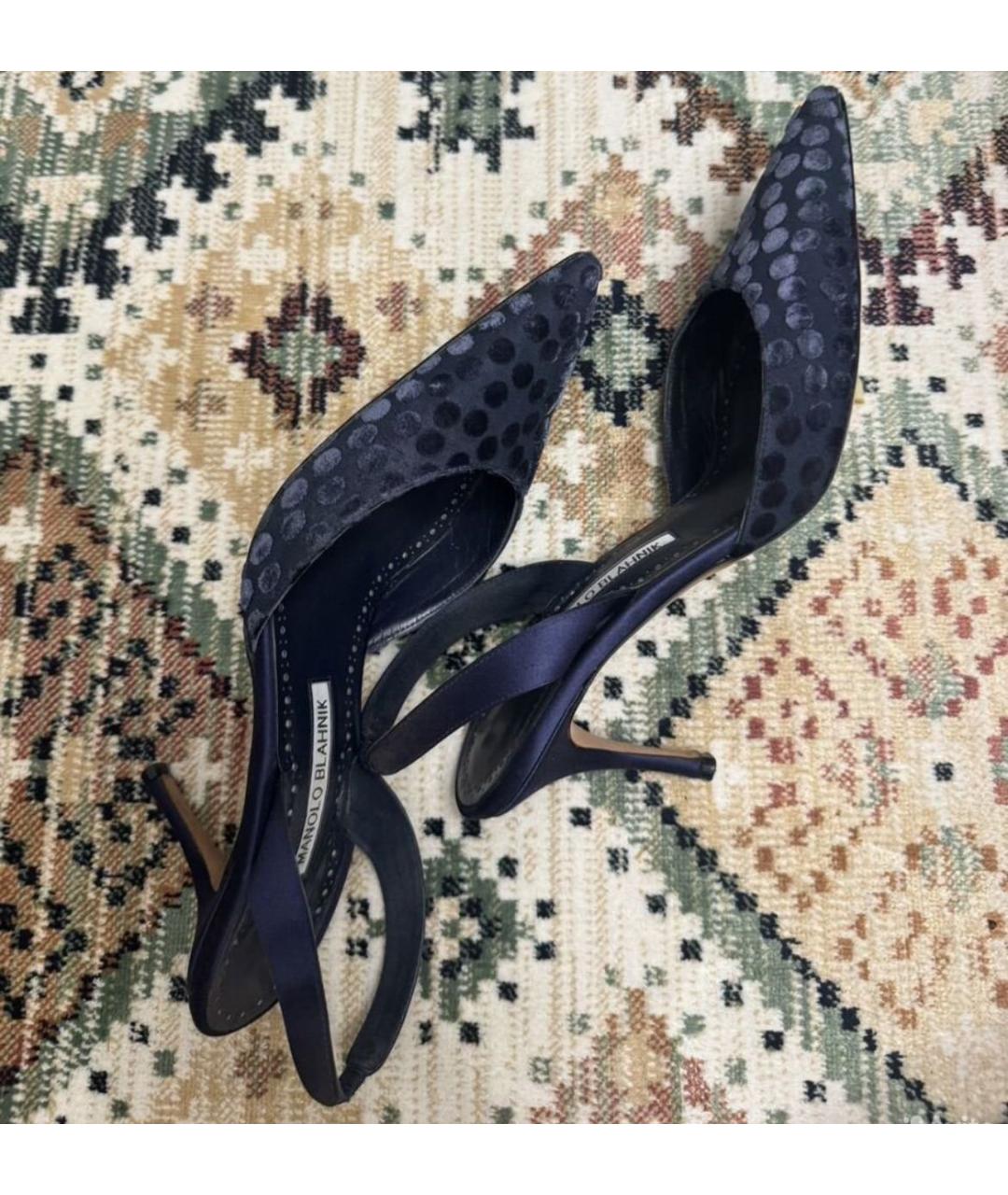 MANOLO BLAHNIK Темно-синие текстильные лодочки на низком каблуке, фото 2