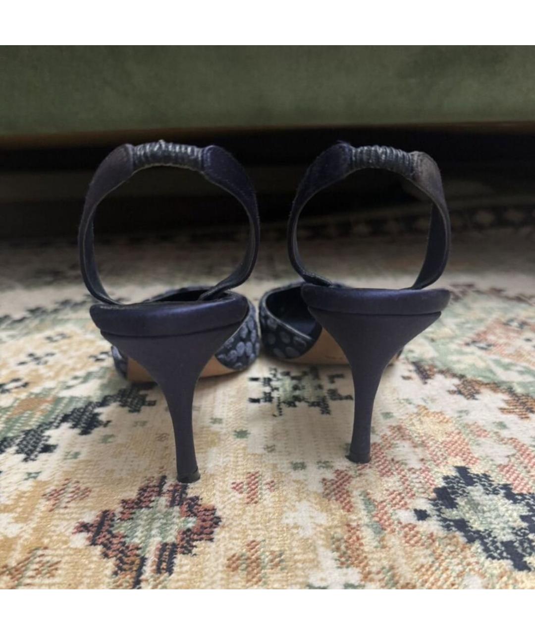 MANOLO BLAHNIK Темно-синие текстильные лодочки на низком каблуке, фото 4