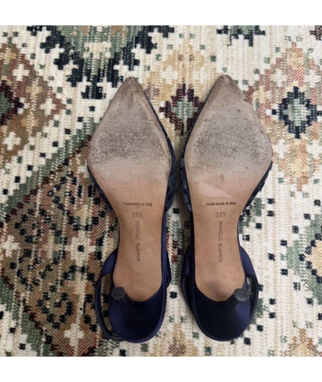 MANOLO BLAHNIK Темно-синие текстильные лодочки на низком каблуке, фото 5