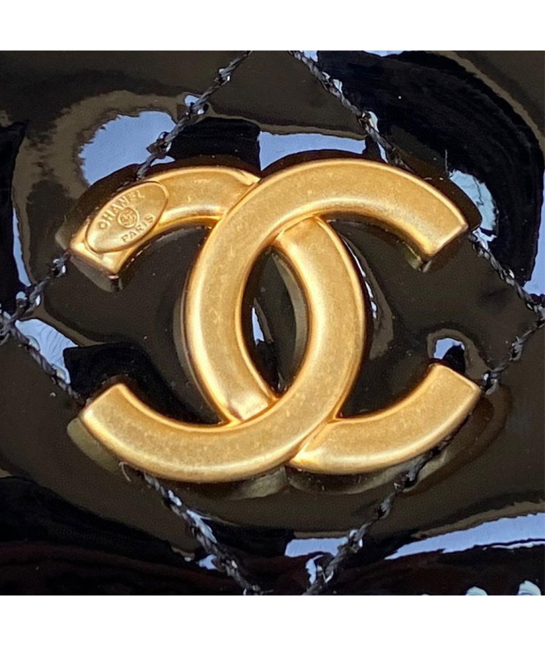 CHANEL Черная сумка через плечо из лакированной кожи, фото 4