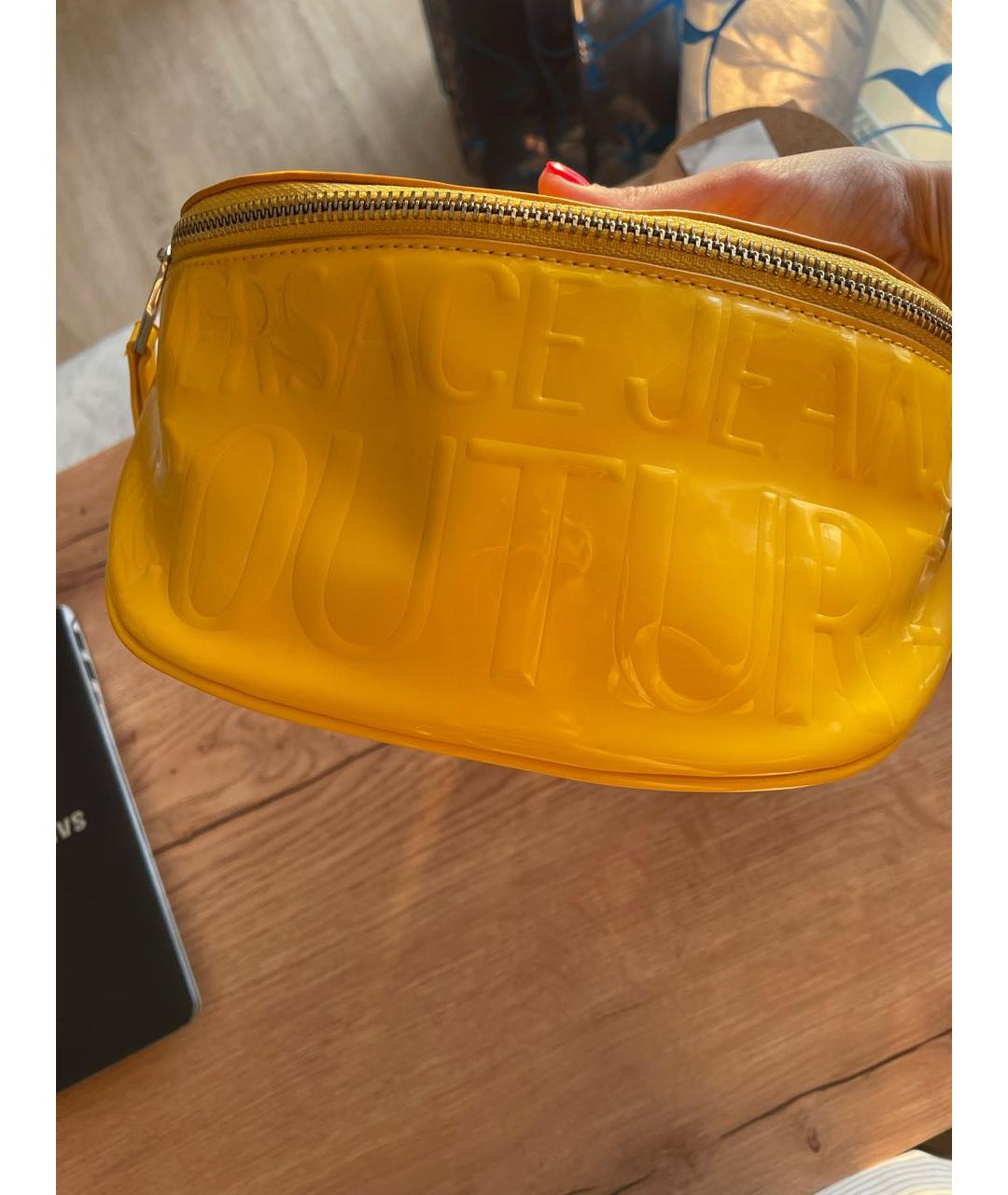 VERSACE JEANS COUTURE Желтая поясная сумка из искусственной кожи, фото 3
