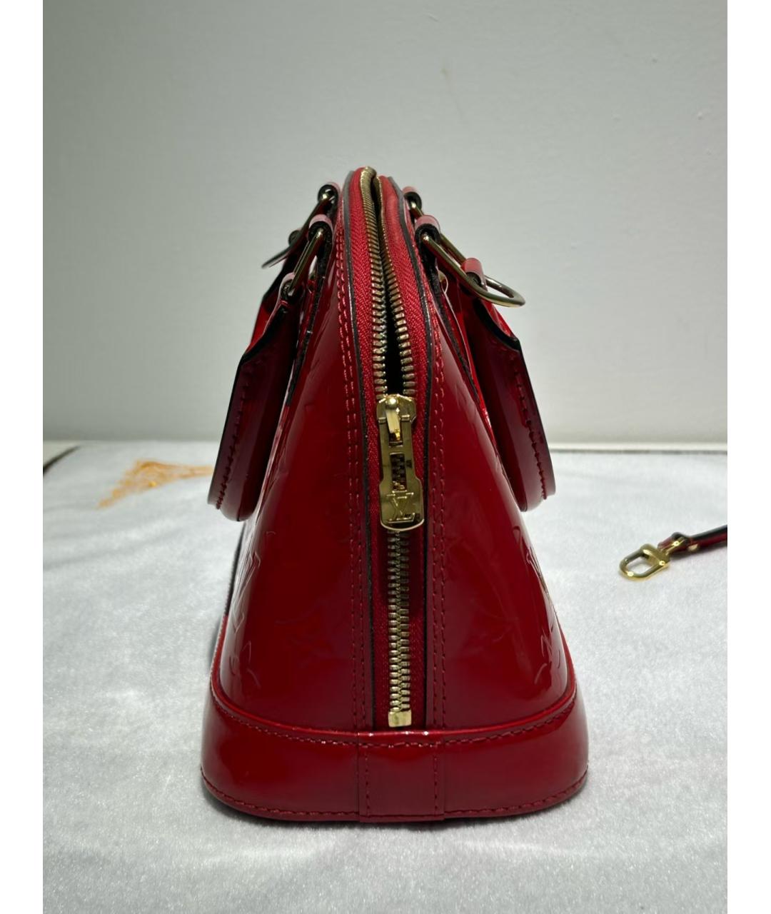 LOUIS VUITTON Красная сумка с короткими ручками из лакированной кожи, фото 4