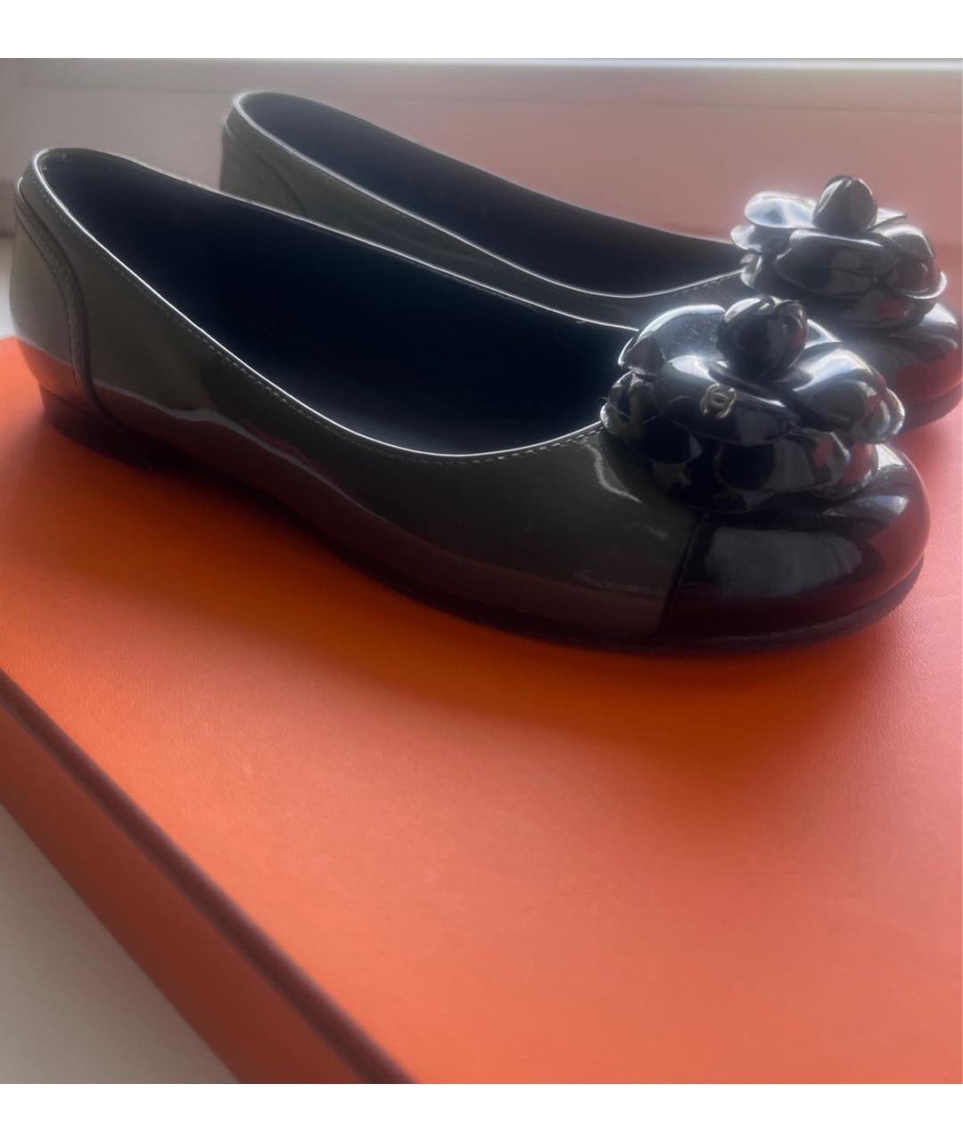 CHANEL Хаки балетки из лакированной кожи, фото 5