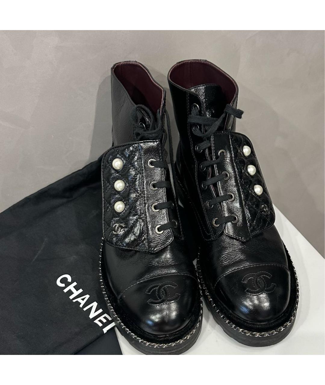CHANEL Черные ботинки из лакированной кожи, фото 2