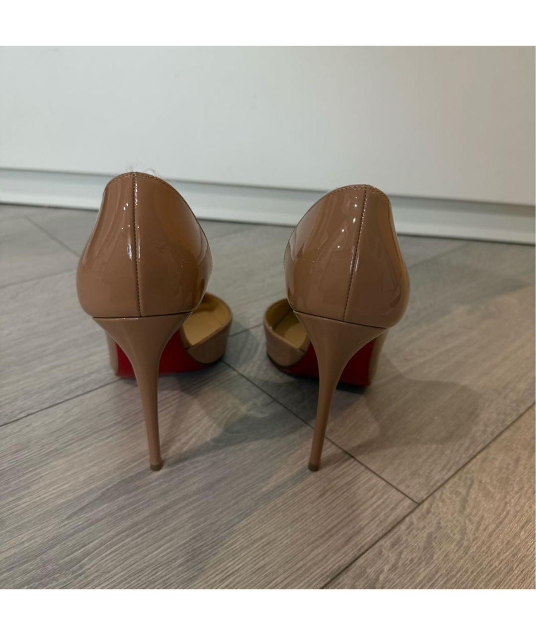 CHRISTIAN LOUBOUTIN Бежевые туфли из лакированной кожи, фото 4