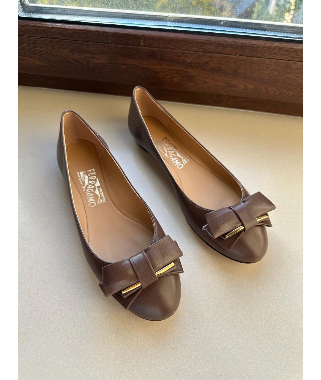 FERRAGAMO Коричневые кожаные балетки, фото 2