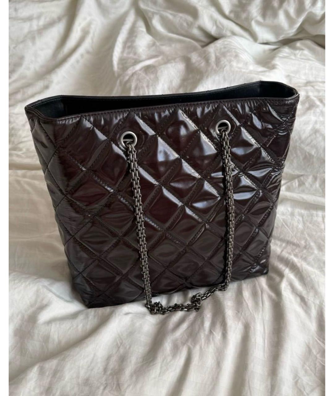 CHANEL Коричневая сумка тоут из лакированной кожи, фото 2