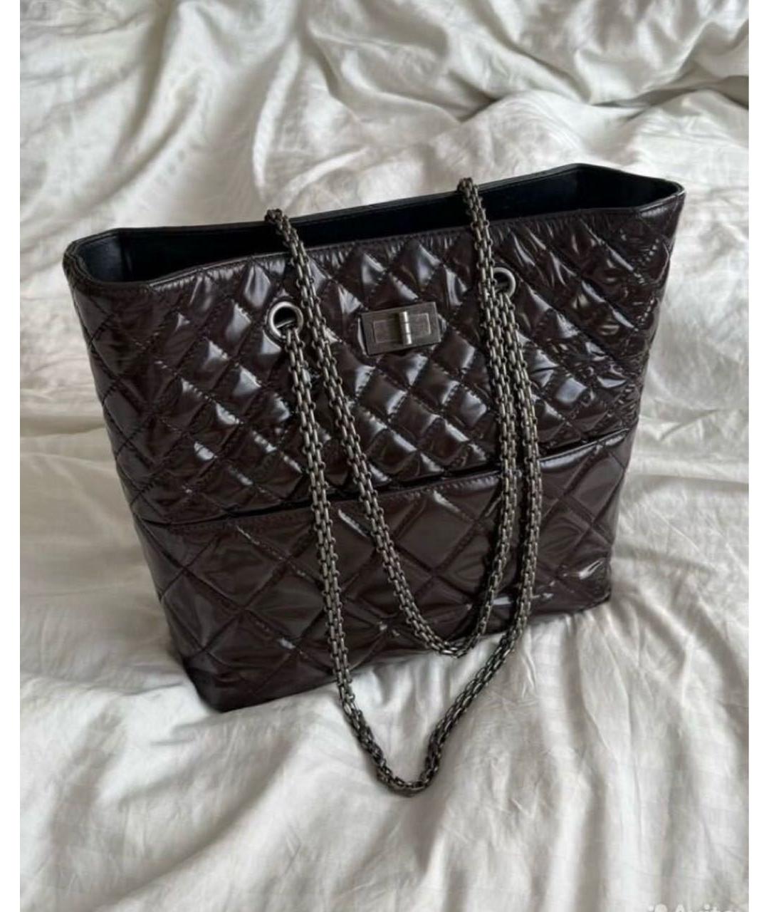 CHANEL Коричневая сумка тоут из лакированной кожи, фото 9