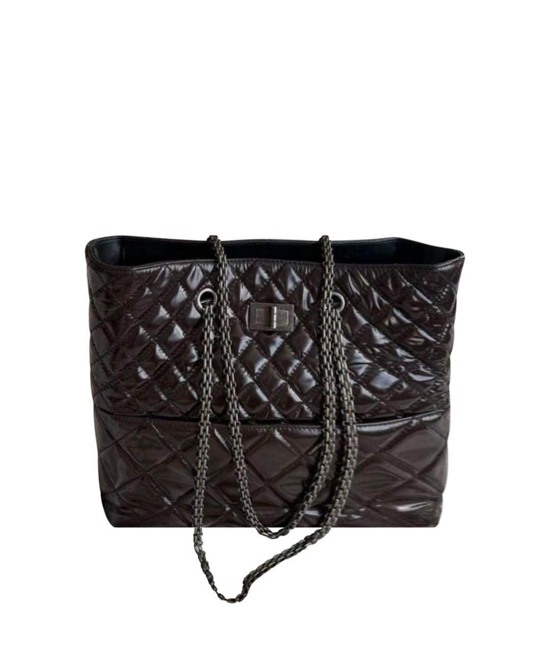 CHANEL Коричневая сумка тоут из лакированной кожи, фото 1