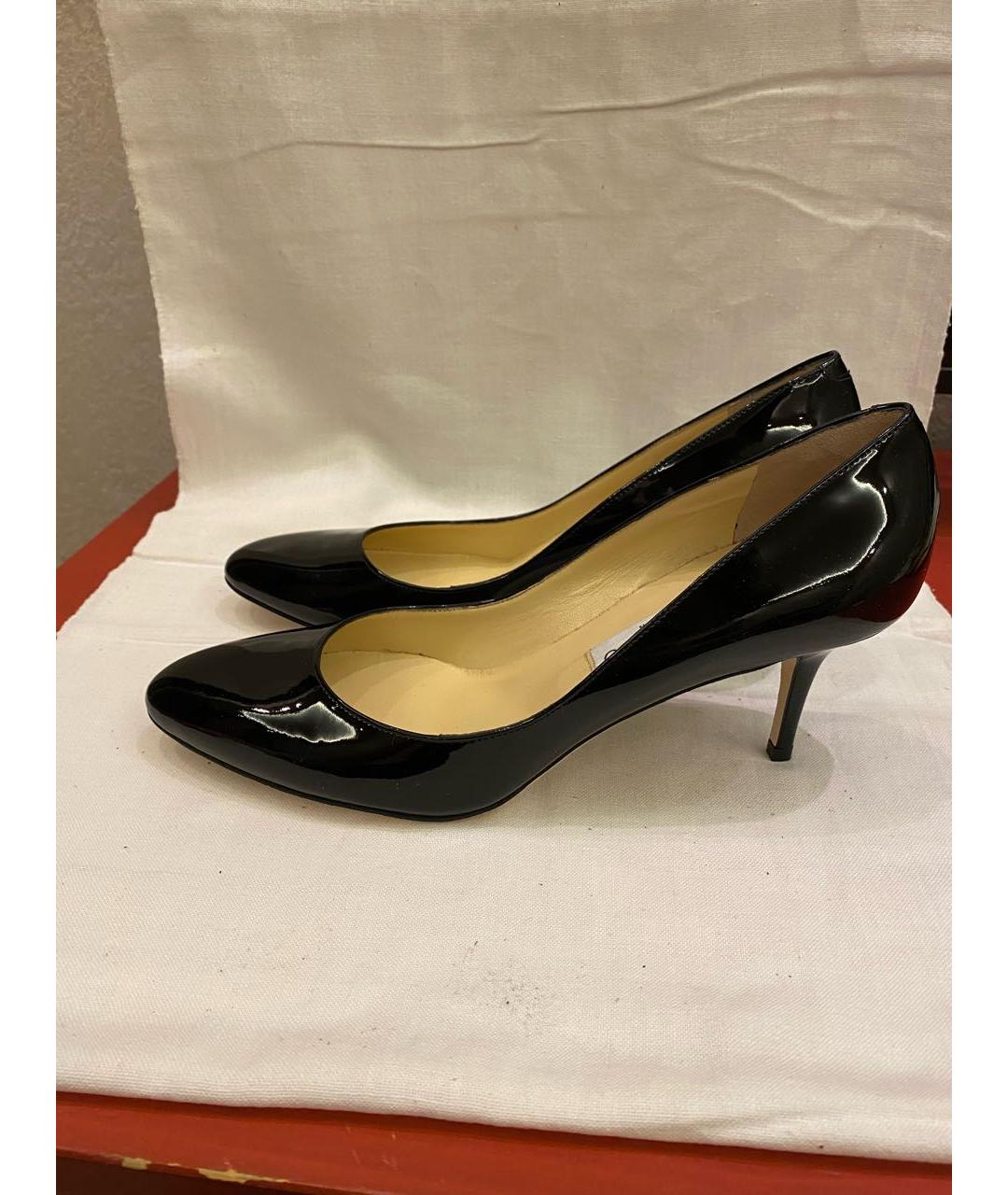 JIMMY CHOO Черные лодочки на низком каблуке из лакированной кожи, фото 5