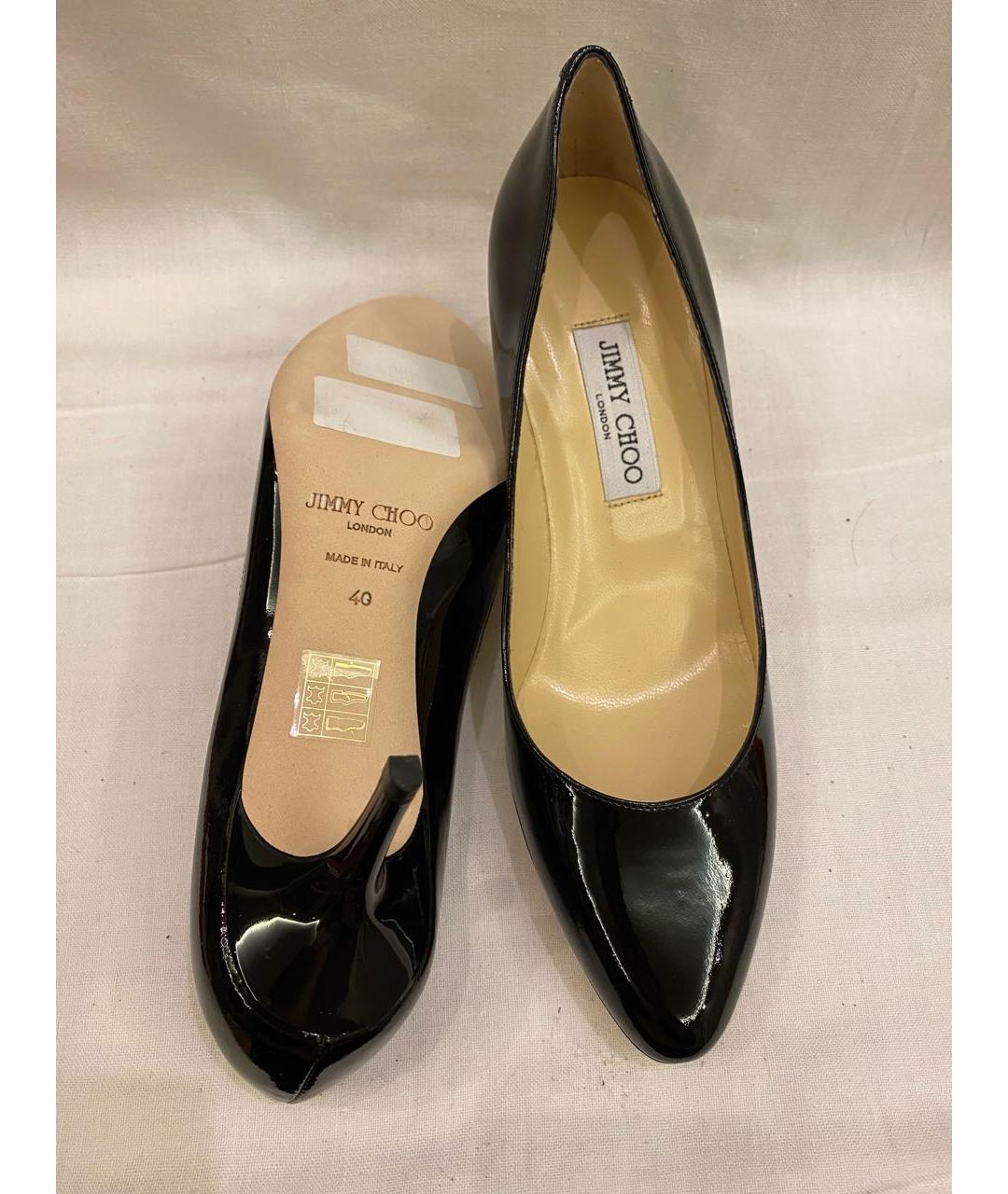 JIMMY CHOO Черные лодочки на низком каблуке из лакированной кожи, фото 4