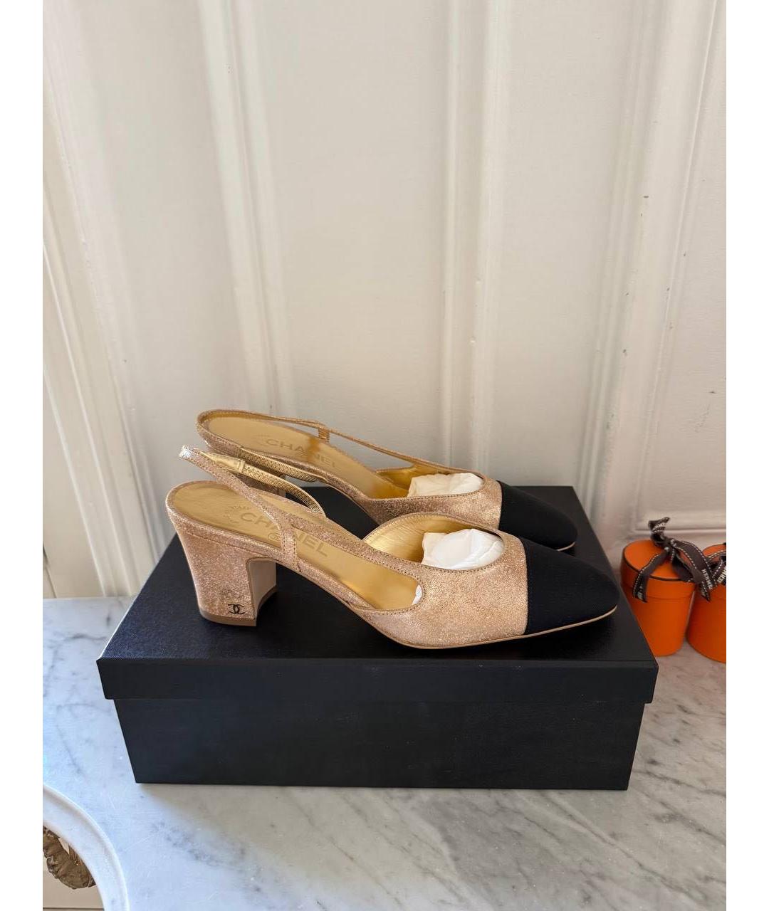 CHANEL Золотые кожаные босоножки, фото 5