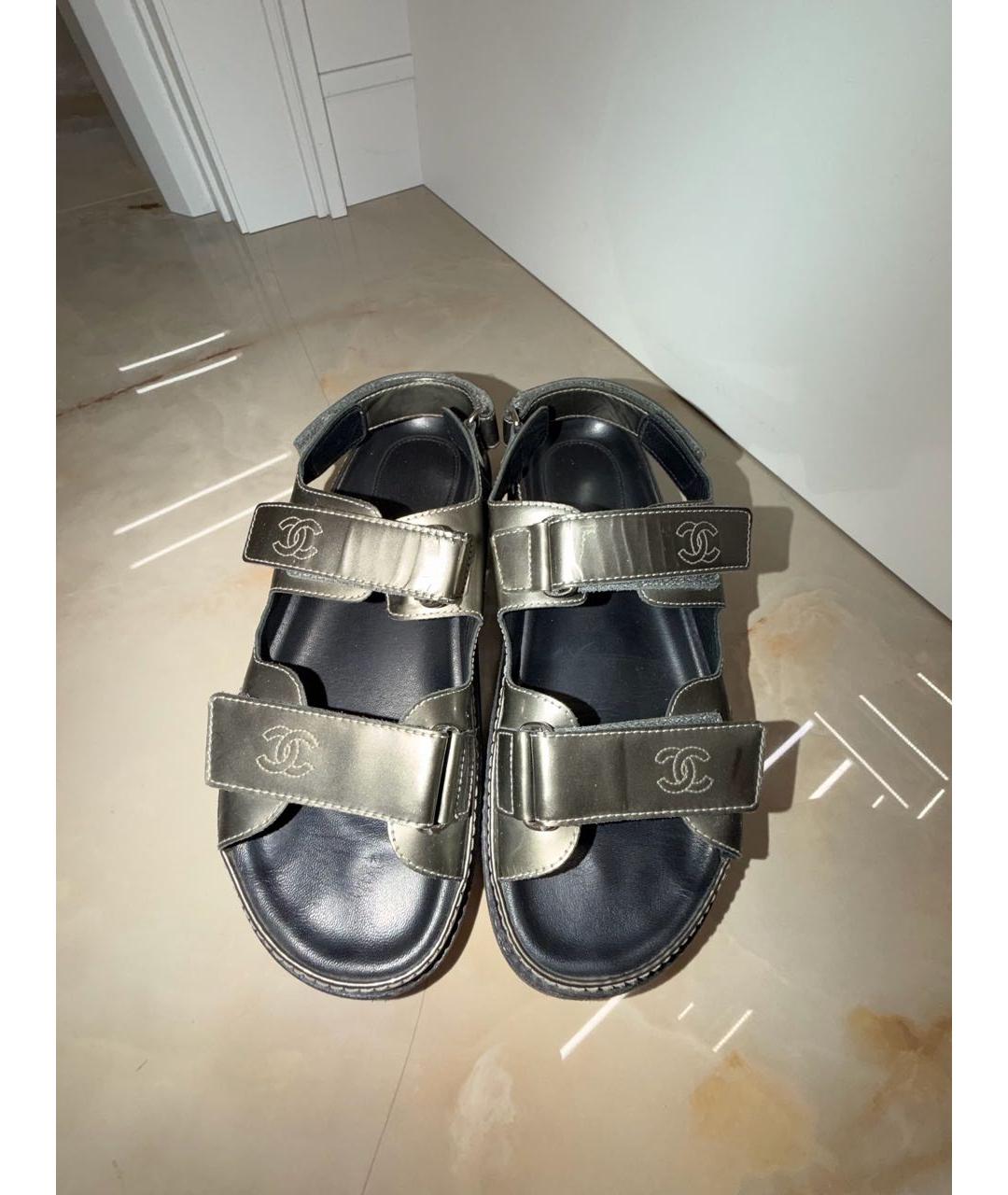 CHANEL Хаки сандалии из лакированной кожи, фото 2