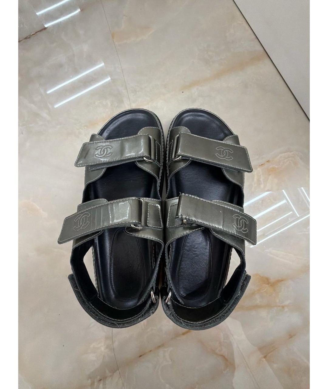 CHANEL Хаки сандалии из лакированной кожи, фото 3