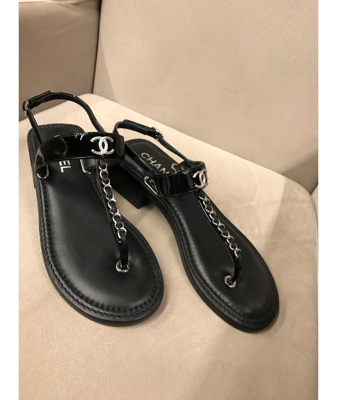 CHANEL PRE-OWNED Черные сандалии из лакированной кожи, фото 6