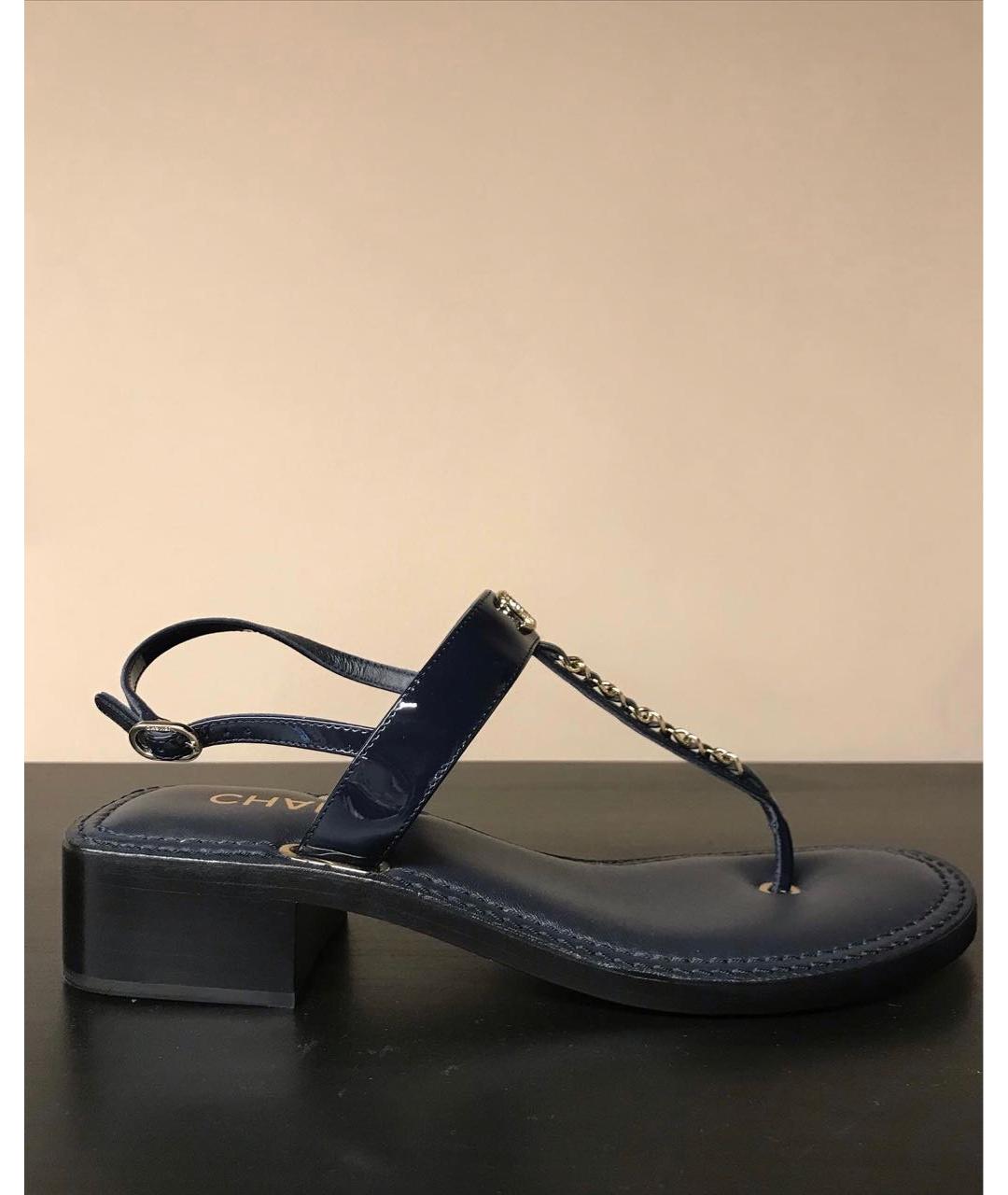 CHANEL PRE-OWNED Темно-синие сандалии из лакированной кожи, фото 2