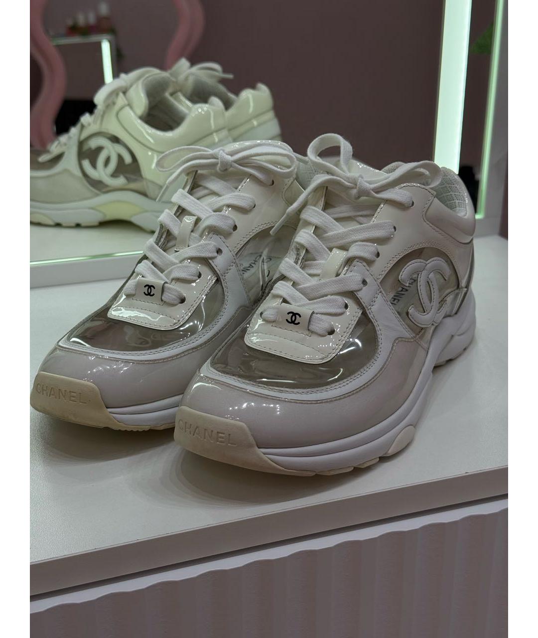 CHANEL Белые кроссовки из лакированной кожи, фото 2
