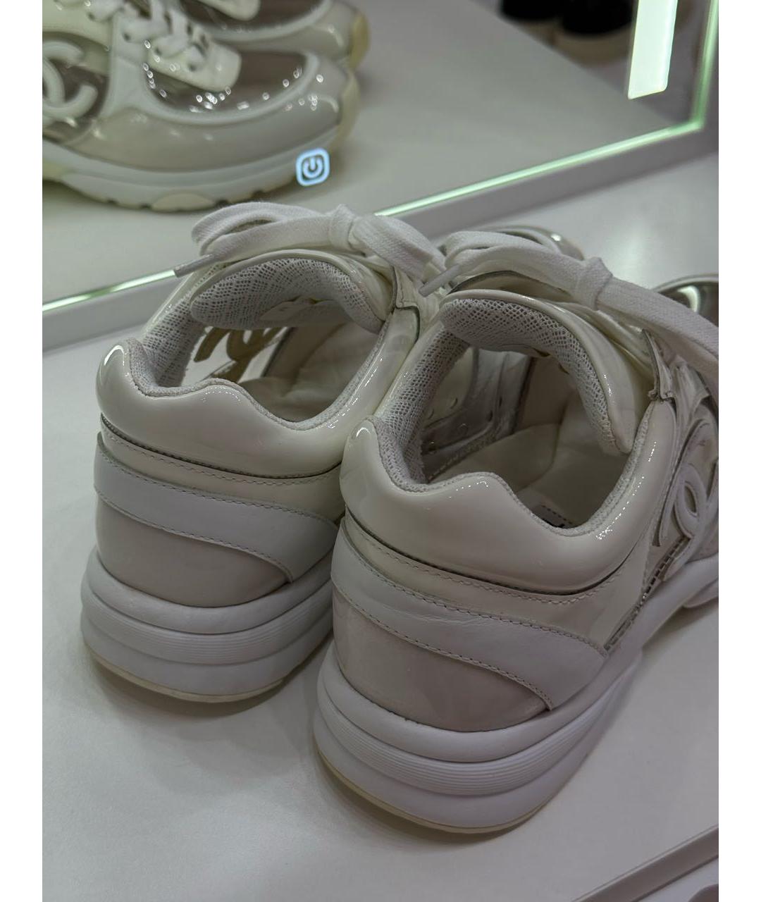CHANEL Белые кроссовки из лакированной кожи, фото 4