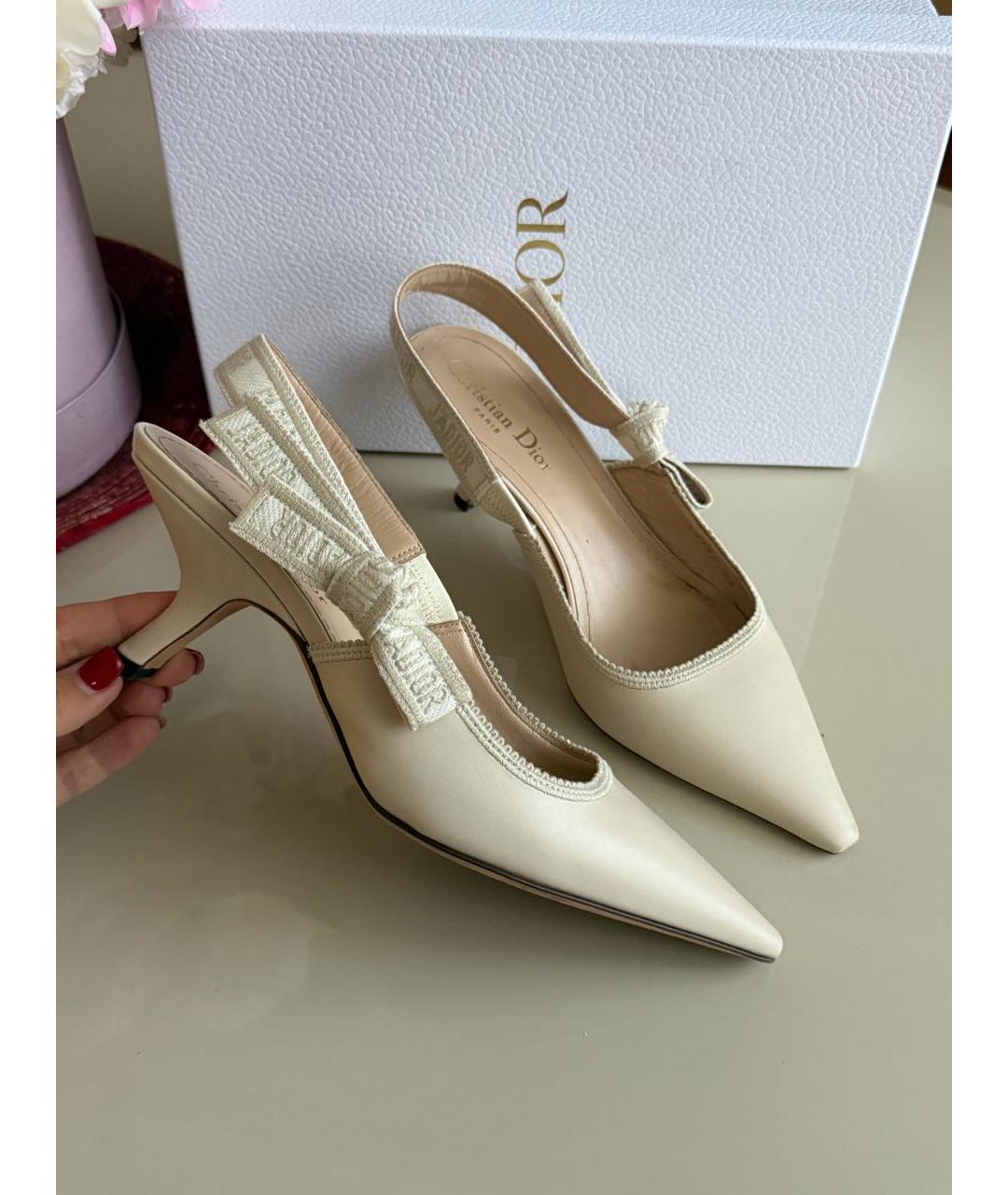 CHRISTIAN DIOR Бежевые кожаные лодочки на низком каблуке, фото 2
