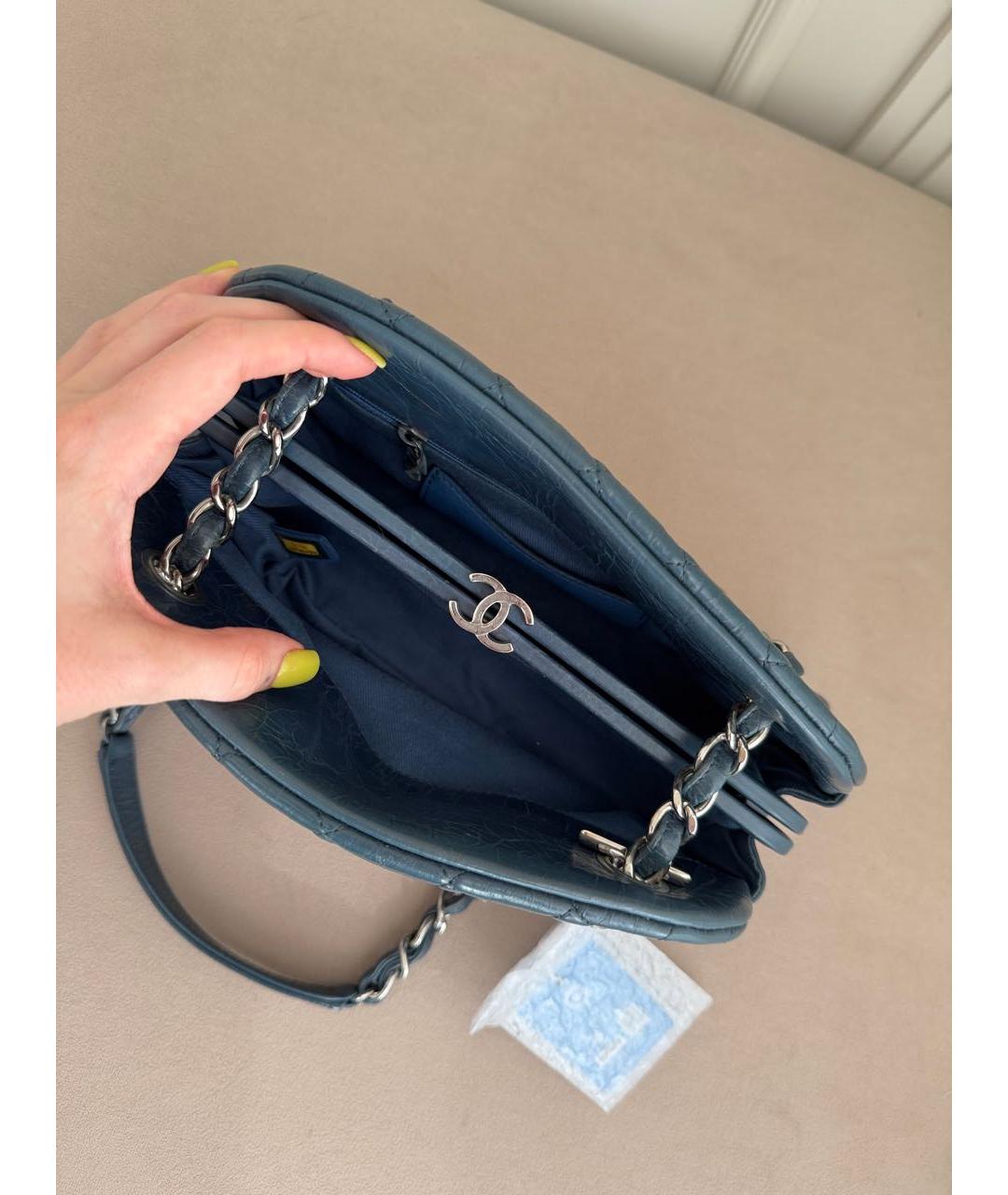 CHANEL Темно-синяя кожаная сумка с короткими ручками, фото 3