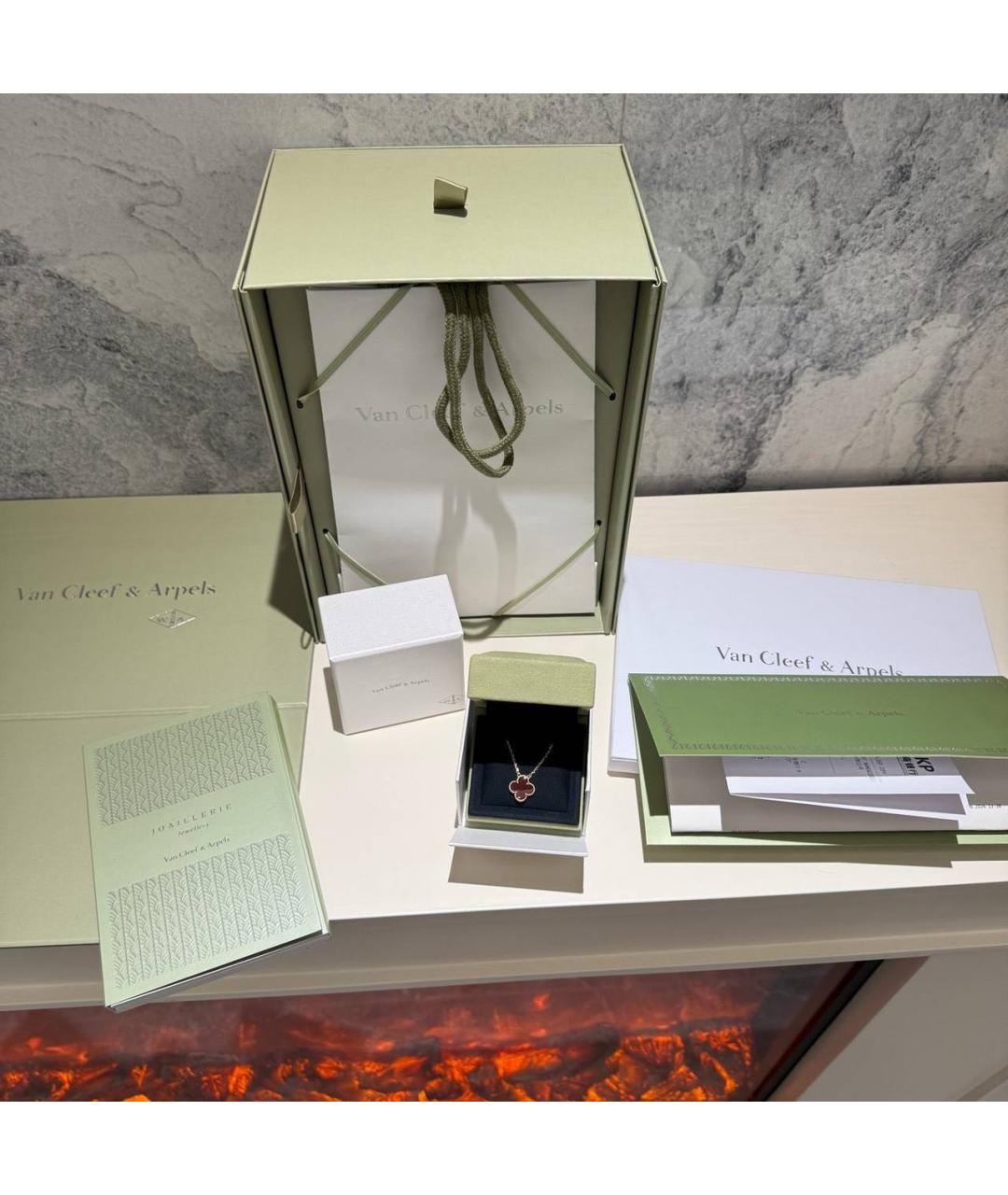 VAN CLEEF & ARPELS Бордовая подвеска из желтого золота, фото 3