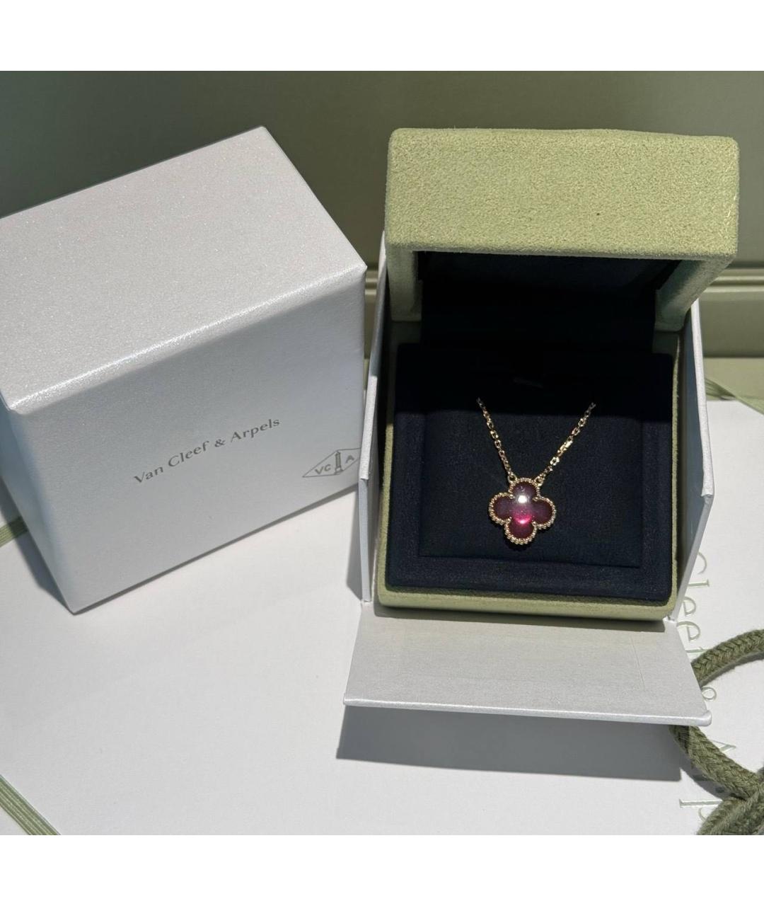 VAN CLEEF & ARPELS Бордовая подвеска из желтого золота, фото 2