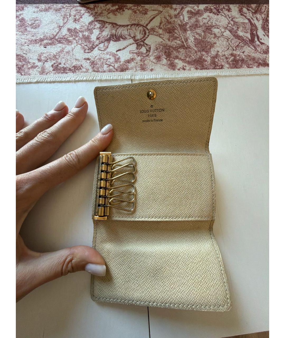 LOUIS VUITTON Белая ключница, фото 2