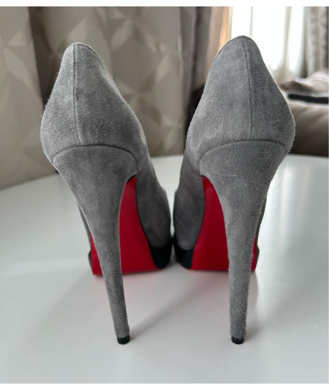 CHRISTIAN LOUBOUTIN Серые замшевые туфли, фото 4