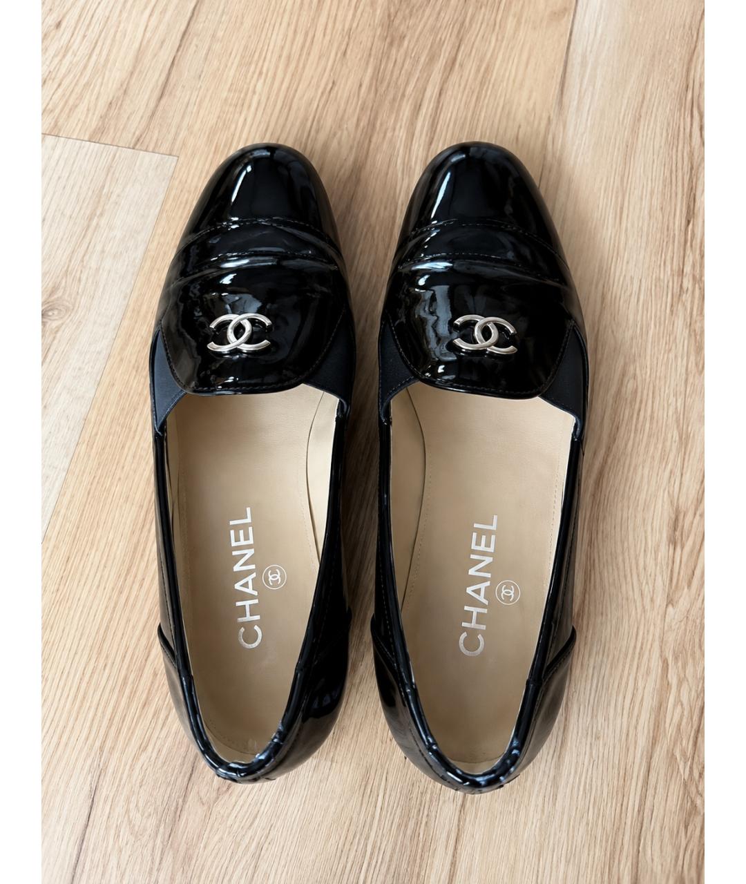 CHANEL Черные лоферы из лакированной кожи, фото 2