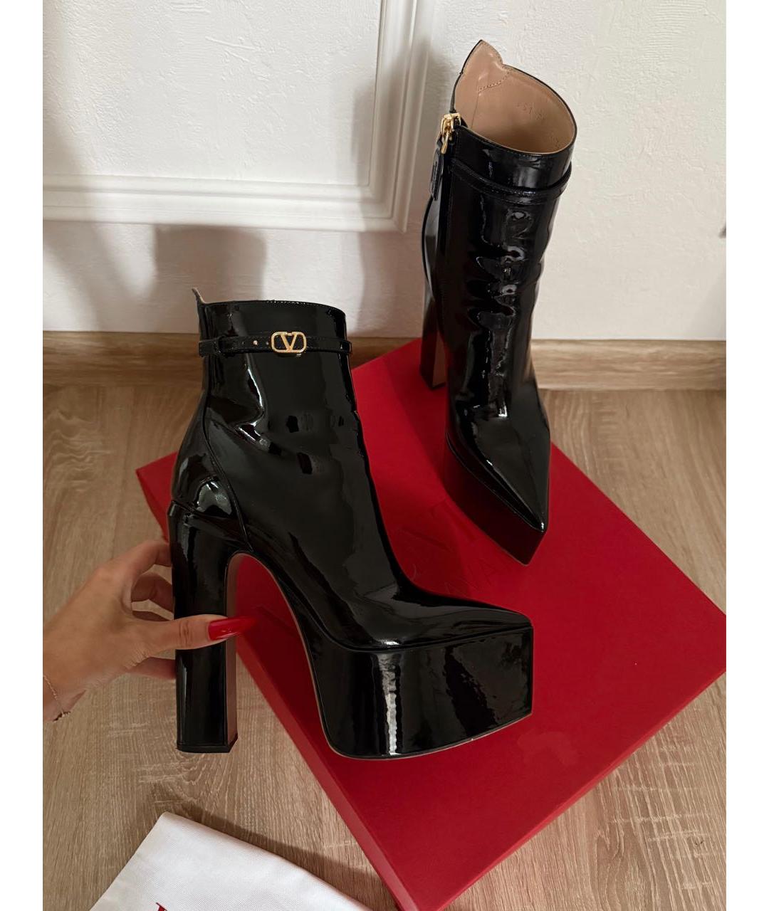 VALENTINO Черные ботильоны из лакированной кожи, фото 2