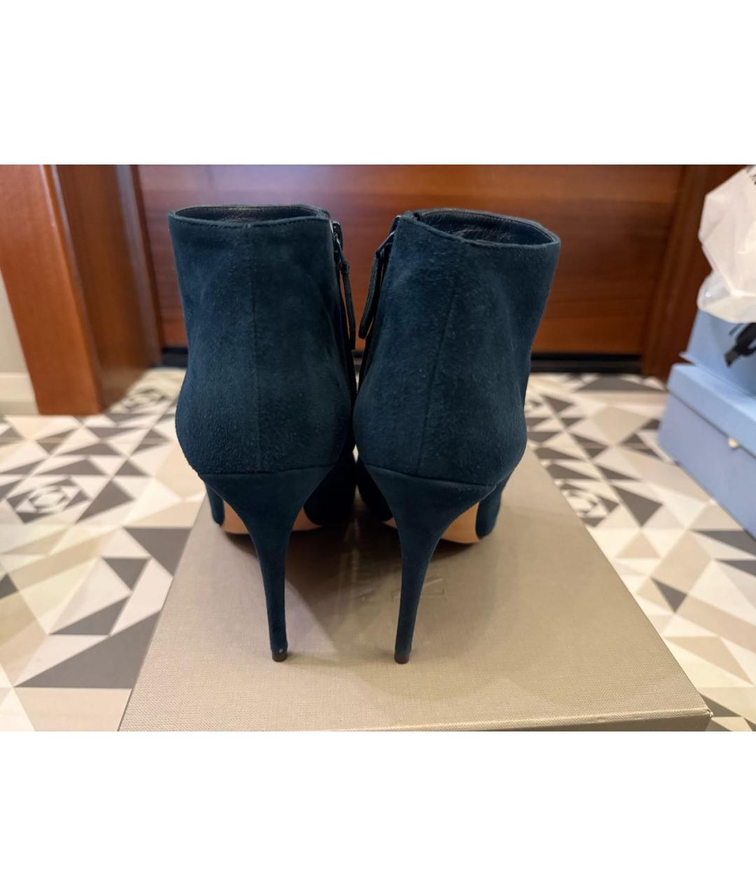 ALEXANDER MCQUEEN Синие замшевые ботильоны, фото 4