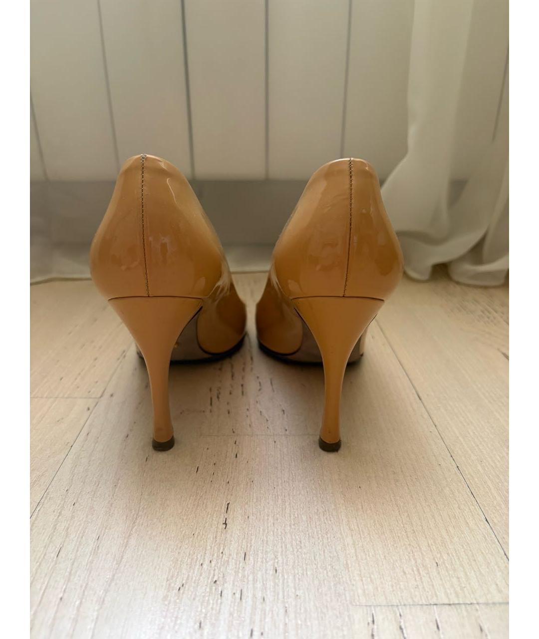 GIANVITO ROSSI Бежевые туфли из лакированной кожи, фото 4