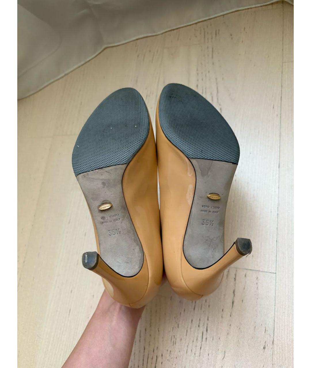 GIANVITO ROSSI Бежевые туфли из лакированной кожи, фото 5
