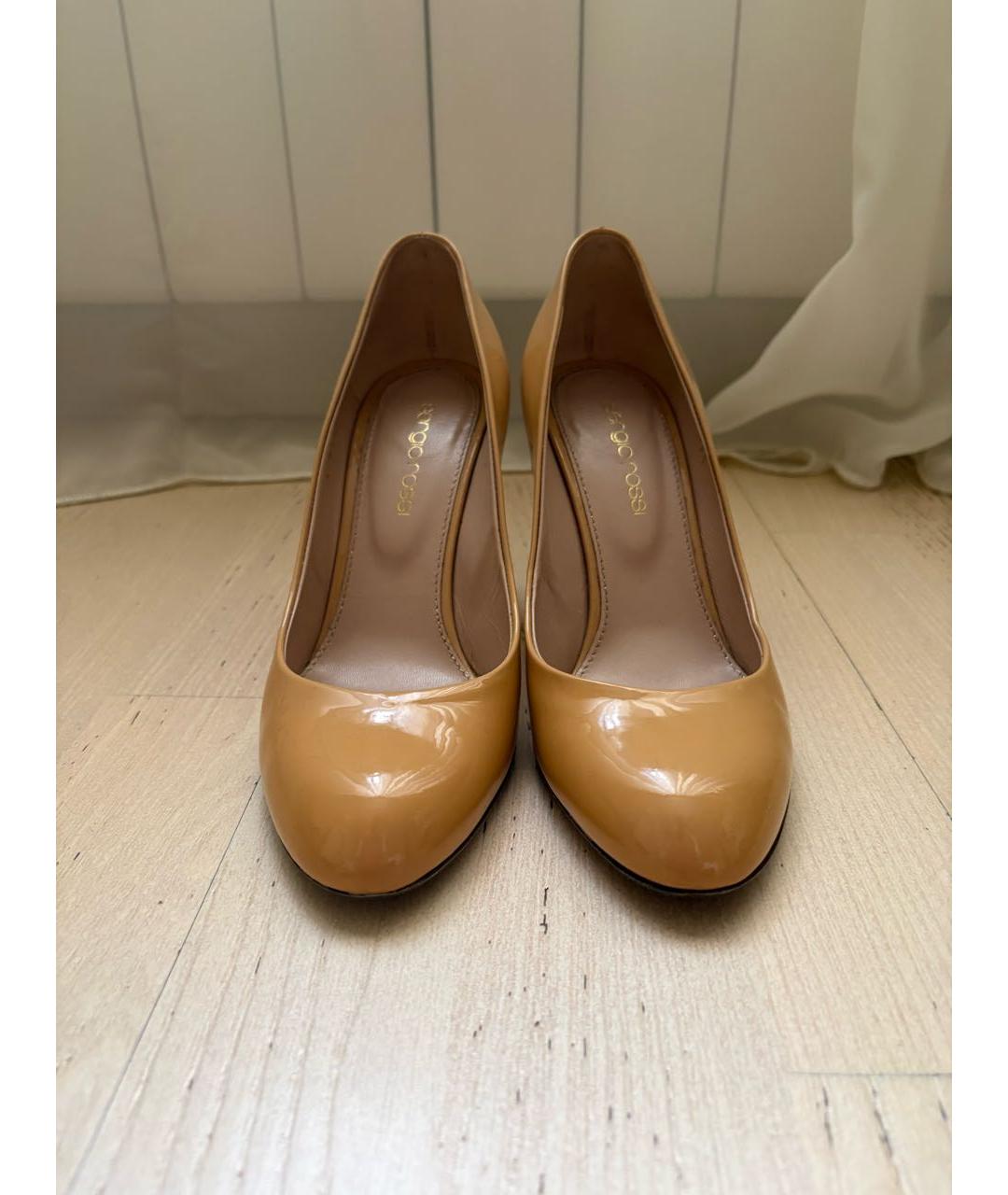 GIANVITO ROSSI Бежевые туфли из лакированной кожи, фото 2
