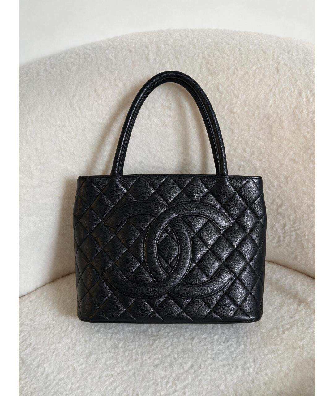 CHANEL Черная кожаная сумка с короткими ручками, фото 3