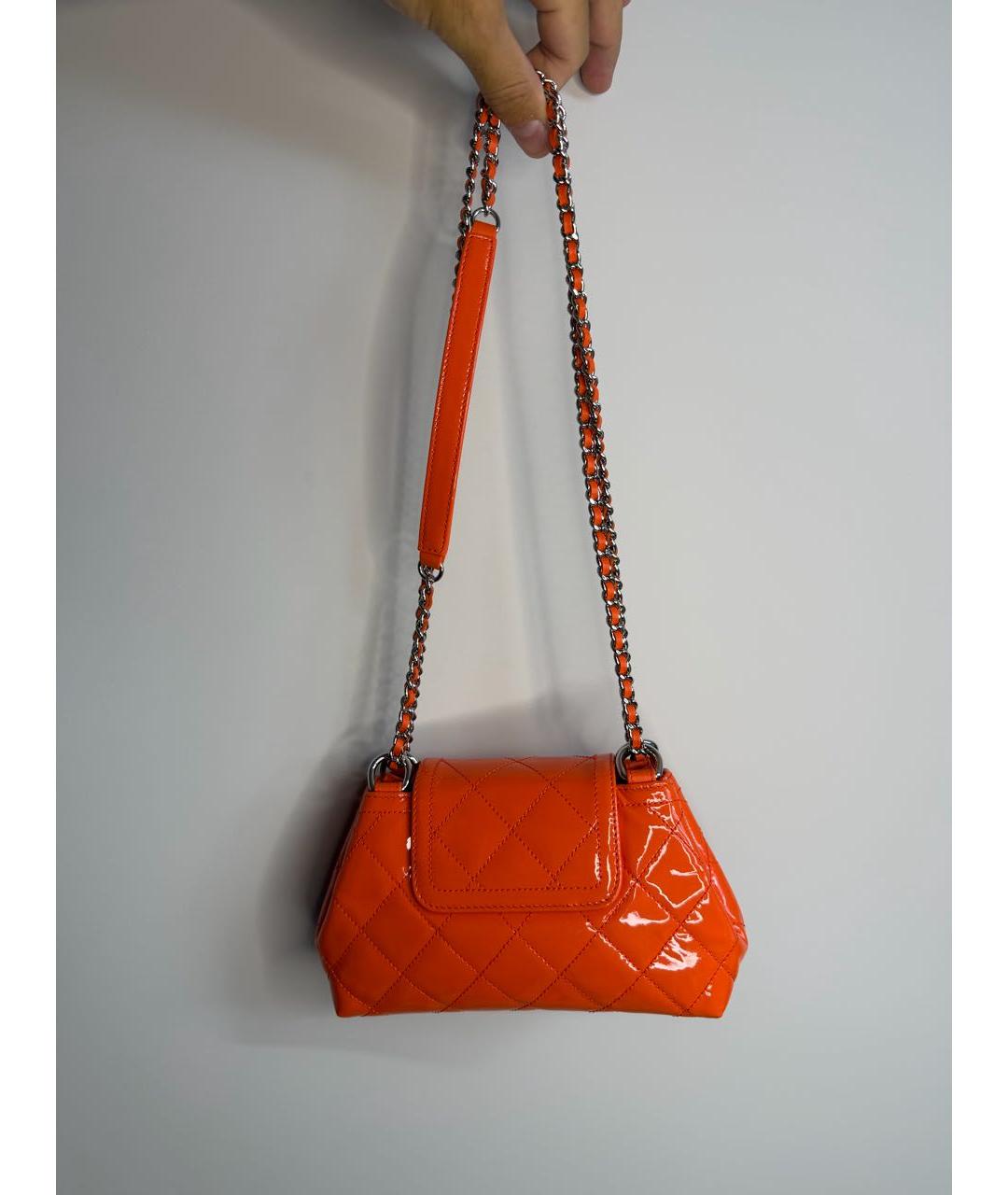 CHANEL Оранжевая сумка через плечо из лакированной кожи, фото 3