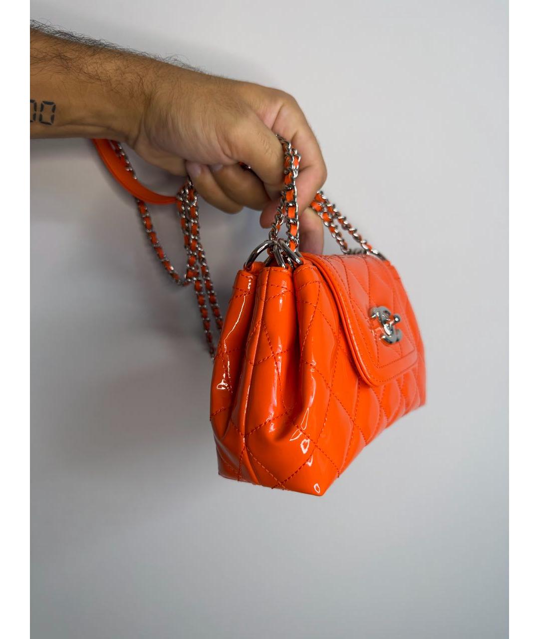 CHANEL Оранжевая сумка через плечо из лакированной кожи, фото 2