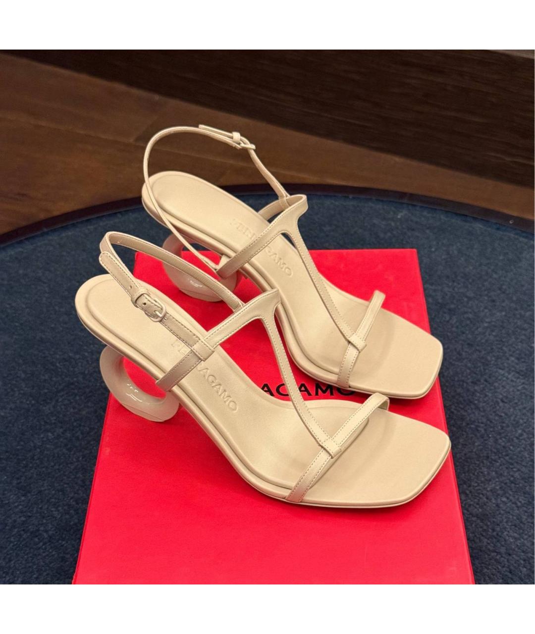 FERRAGAMO Бежевые кожаные босоножки, фото 5
