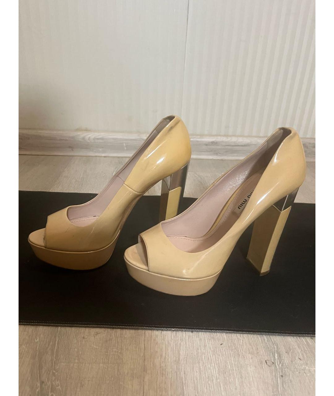 MIU MIU Бежевые туфли из лакированной кожи, фото 5